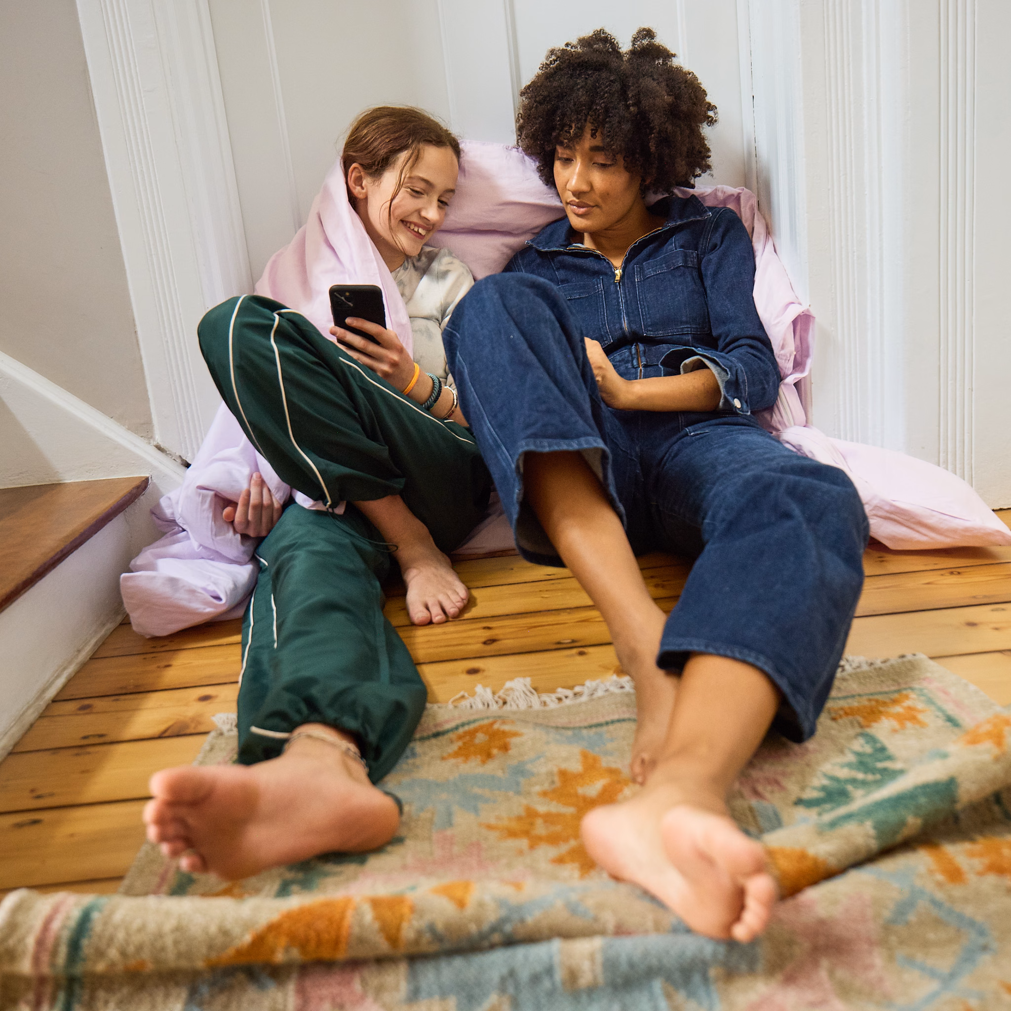 Girls spielen mit dem Handy