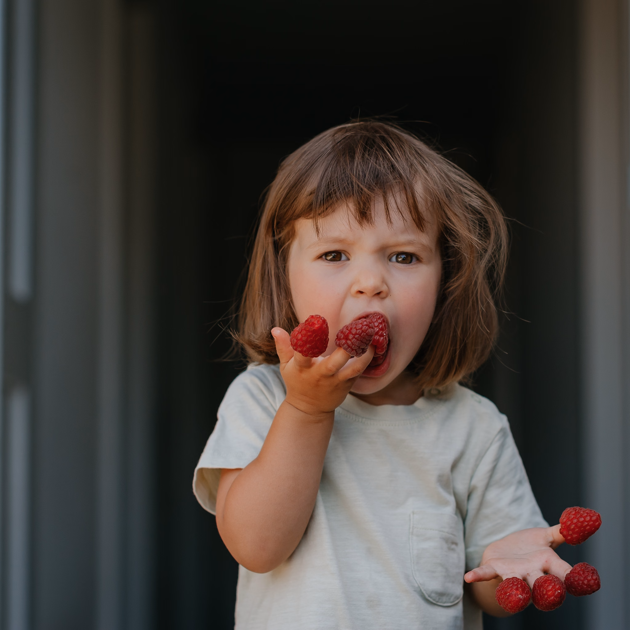 Mädchen isst Himbeeren