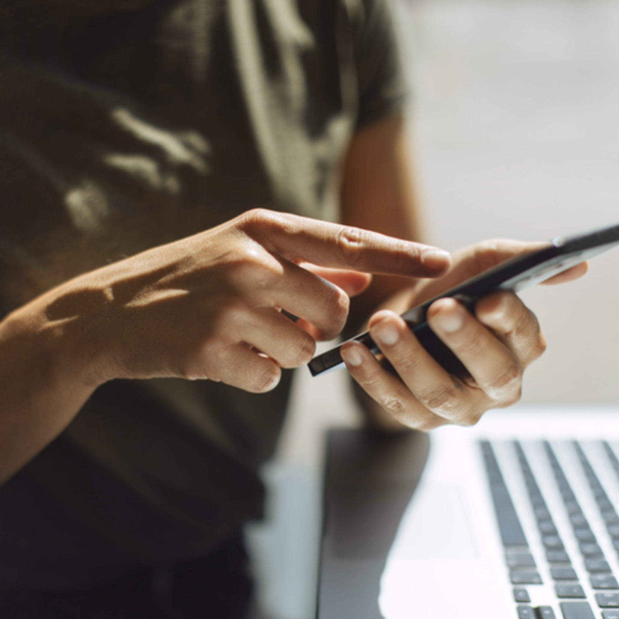 Eine Frau hält ihr Handy in der Hand