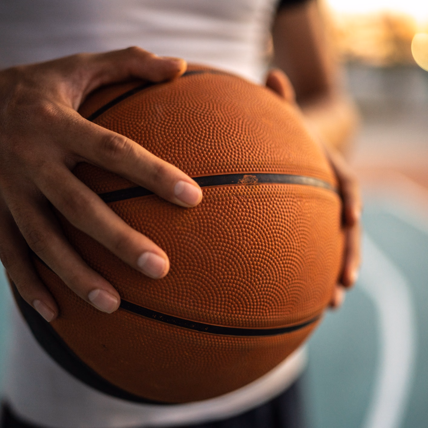 Frau hält Basketball in den Händen
