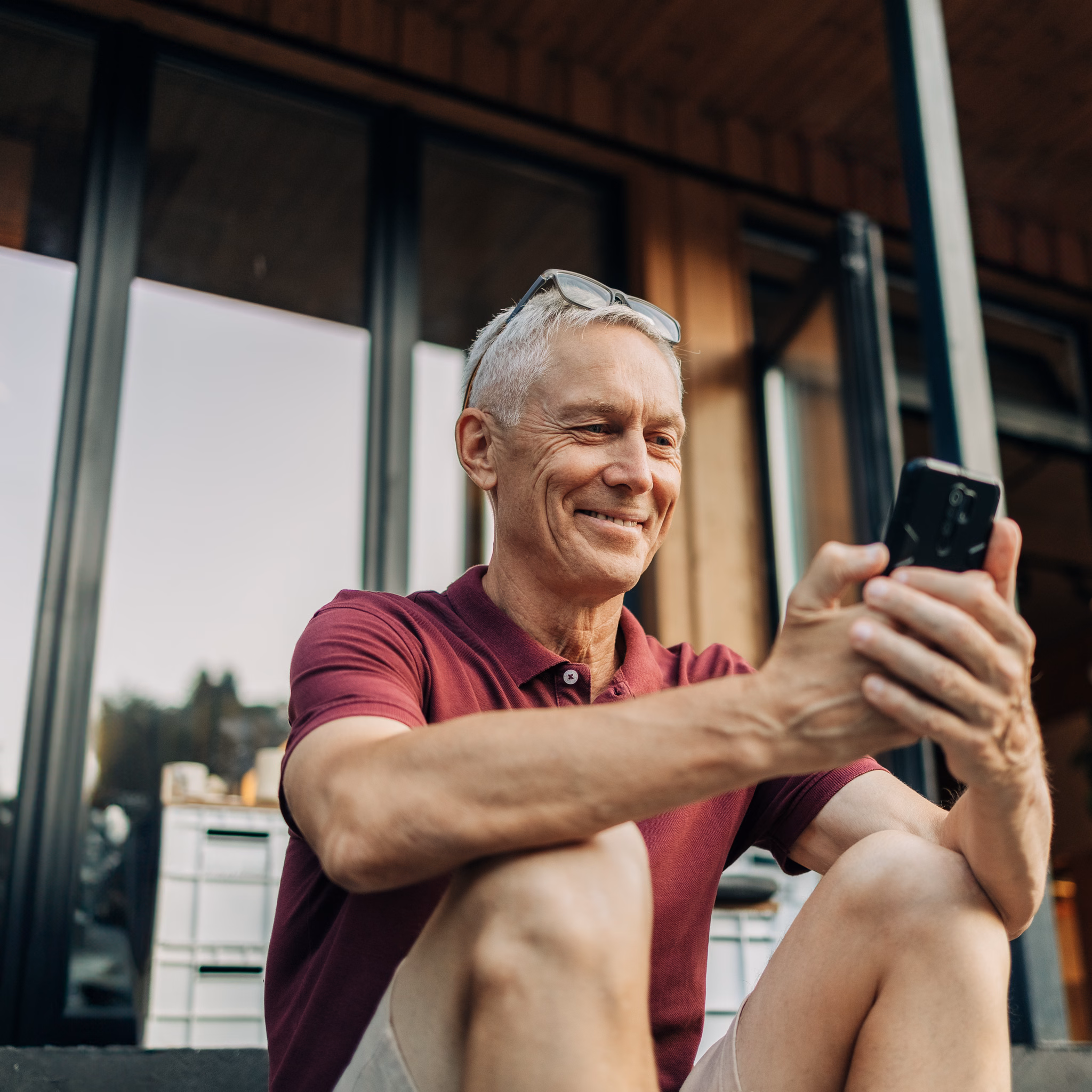 Älterer Mann schaut auf sein Handy